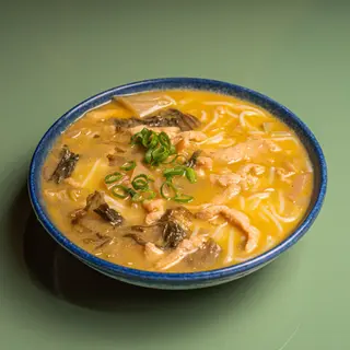 Fideos De Arroz Con Tiras De Cerdo - 酸菜肉丝米线