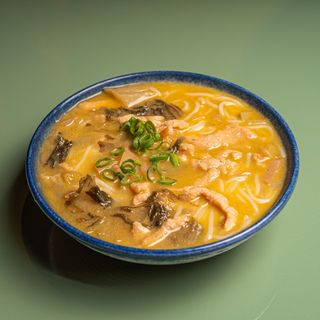 Fideos De Arroz Con Tiras De Cerdo - 酸菜肉丝米线