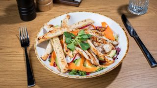 Salată cu piept de pui și avocado