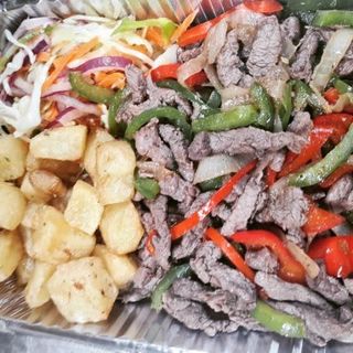 Tiras de pollo con cebolla, pimiento y curry