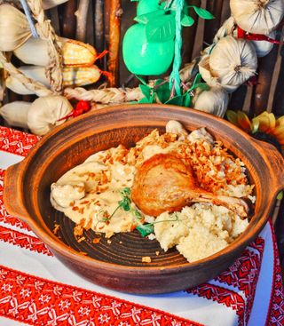 Ніжка качки з грибним соусом та смаженою картоплею