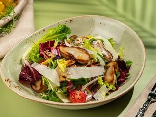 ENSALADA З БІЛИМИ ГРИБАМИ ТА СОУСОМ TAIPEI (250g)