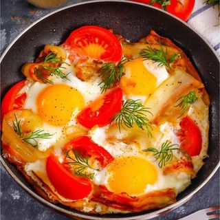 Scrambled eggs with tomato and herbs 