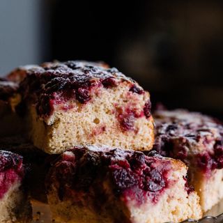 Prăjitură pufoasă de casă cu vişine