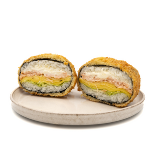 73 Sushi-burger z delikatnym grillowanym łososiem i mango