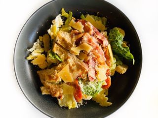 Салат Цезар з куркою та беконом (250г)