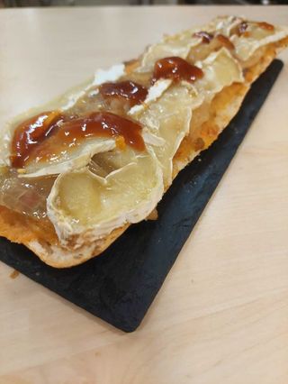 TORRADA DE CEBOLLA CARAMELIZADA Y  BRIE