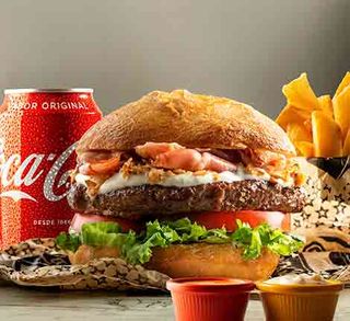 Hamburguesa Premium Montañesa Con Patatas Caseras Y Bebida