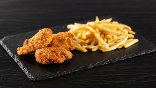 ქათმის ნაგეტსები კარტოფილ ფრისთან ერთად