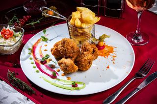 Aripioare crocante cu cartofi prajiti si sosul casei