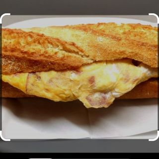 Crujiente de pollo,tomate  ,queso cheddar