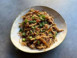 Яєчна локшина в соусі блекпеппер