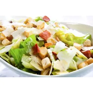 Ensalada De Pollo César Con Bacon Crujiente Y Parmesano