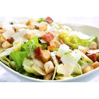 Ensalada De Pollo César Con Bacon Crujiente Y Parmesano