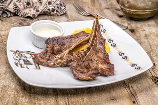 Cotlete de berbecuț cu mămăliguță șI mujdei