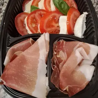 Caprese con bufala e crudo