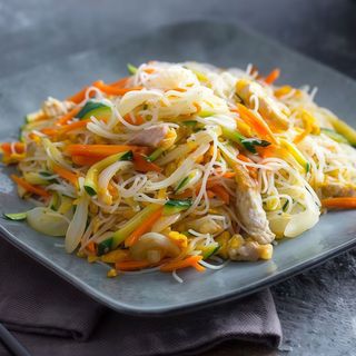 Spaghetti di riso con pollo