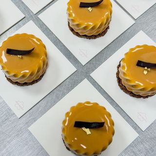 Postre de caramelo y café 