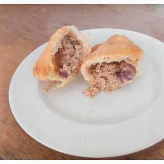 Panzerotto atun y cebolla roja , papas fritas y refresco