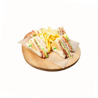 Club sendvič sa lososom i pomfritom