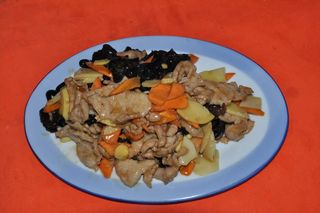 102. Свинско с бамбук и китайски гъби (600г)