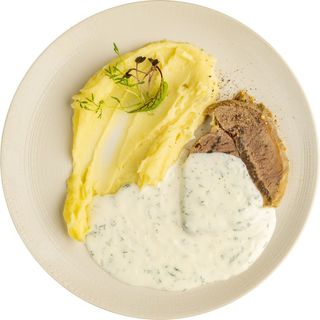 Rasol de vițel cu sos de mărar și piure de cartofi