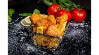 Nuggets, cartofi, sos