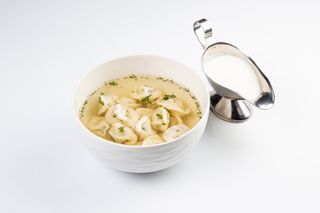 Пельмени домашние с бульоном