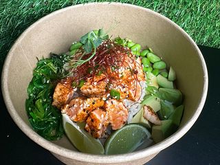 Sushi bowl z łososiem tataki (300g)