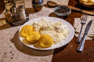 Mămăligă cu brânză, smâmntână cu ou