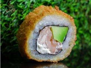 Chrupiace uramaki z łososiem 8 szt.