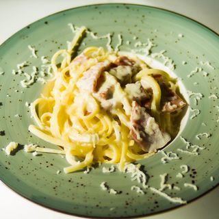 პასტა ნაღებით და ლორით