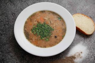 Flaczki wołowe z warzywami i chlebem