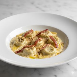 Mezzelune gorgonzola, speck e polvere di noci