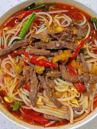 Fideos De Arroz Con Ternera Picante Y Pimiento Encurtido