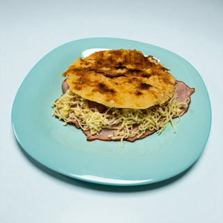 Sendvič sa pečenicom, pavlakom i kačkavaljem