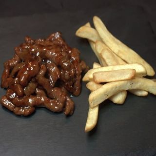 Ternera con patatas fritas
