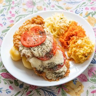 Filet z kurczaka z mozzarellą i pomidorami z dodatkami do wyboru