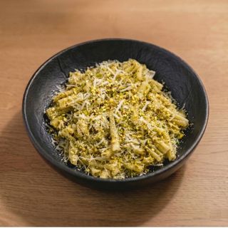 Pasta siciliana  al pesto de limon con grana padano y pistacho