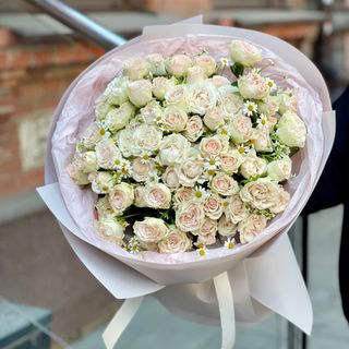 Букет з троянд та ромашок