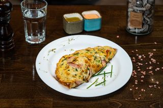 Omletă cu bacon şi mozzarella