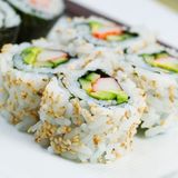California Maki De Cangrejo Y Sushi De Salmón (12 Uds.) N°48