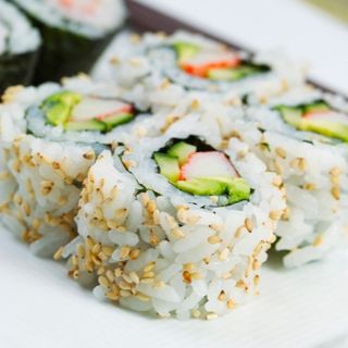 California Maki De Cangrejo Y Sushi De Salmón (12 Uds.) N°48