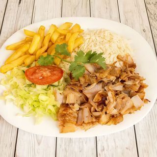 Plato kebab pollo y patatas y arroz o