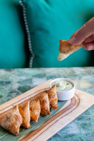 Samosas de pollo de corral al horno con salsa de aguacate y lima