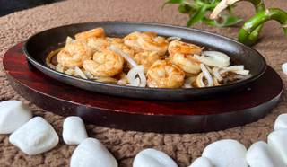 Cozi de creveți pe plită încinsă