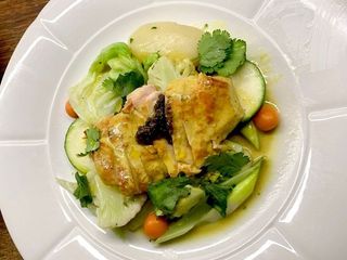 Запечене філе Фермерського Курча зі Спаржею, овочами Мариньєр, Молодою картоплею з соусом Карі (420g)