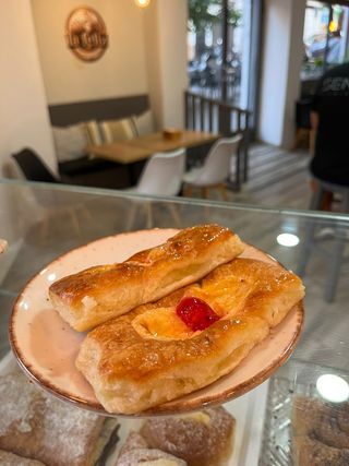 Factura Pastelera Y Cereza