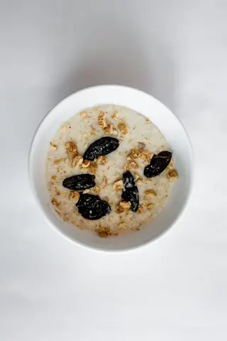 Каша овсяная с черносливом и грецким орехом
