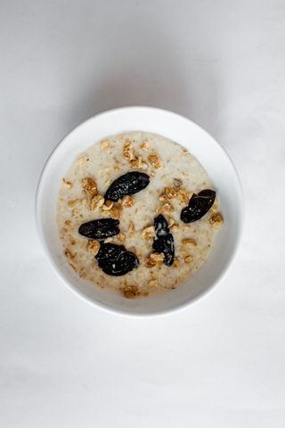 Овсяная каша с черносливом и грецким орехом